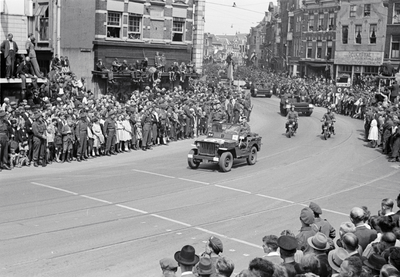 831616 Afbeelding van de Memorial D-Day Parade met militairen van de 3rd Canadian Infantry Division op de Neude te ...